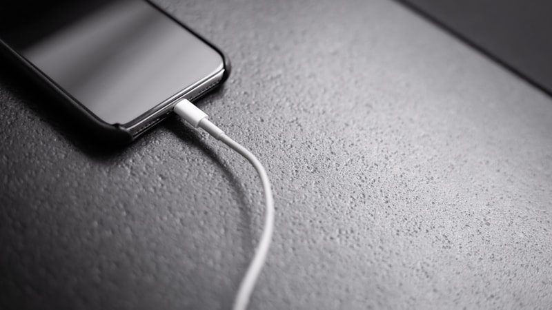 充電ケーブルにつながれたスマートフォン
