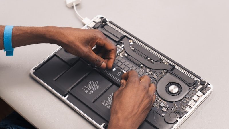 ノートパソコンを手に持っている様子