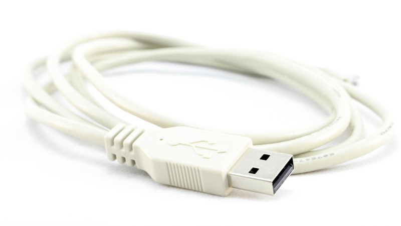 外付け機器につながれたケーブル